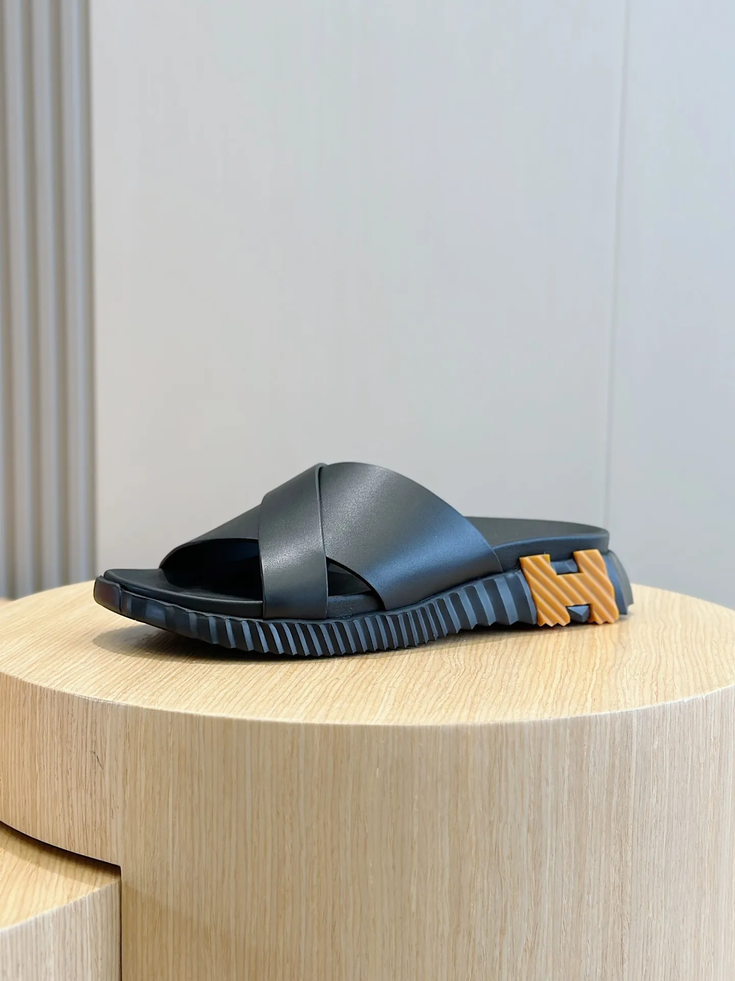 [HERMÈS] Top men's shoes 💰: 340💰 Size: 39-44 (38.45 46 custom-made) Herme*H Home Hermès Men's Sandals and Slippers - Original Replica Purchase the original version and make it one to one, the outsole is privately modeled, and the outsole color corresponding to each color is the same as the original version. Come to those who know the stuff 💪 The ultra-light soles are designed in contrasting colors, and they feel so comfortable on your feet! Calfskin, cowhide feet, private mold outsole.